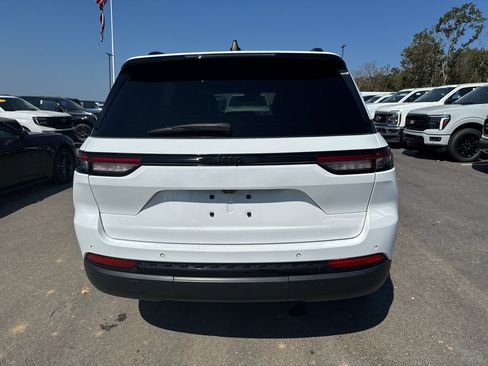 Used 2023 Jeep Grand Cherokee Altitude RWD image 6