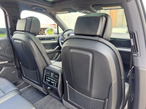 Used 2024 Porsche Cayenne AWD/4WD image 38