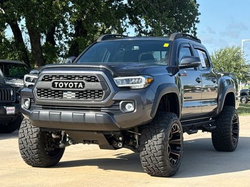 Used 2022 Toyota Tacoma TRD Off-Road AWD/4WD image 3