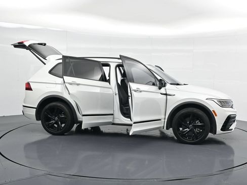 Used 2024 Volkswagen Tiguan SE R-Line w/ MDO Package, Two-Row AWD/4WD image 17