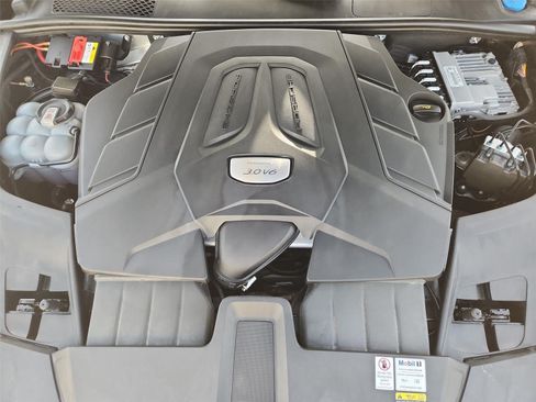 Used 2022 Porsche Cayenne AWD/4WD image 30