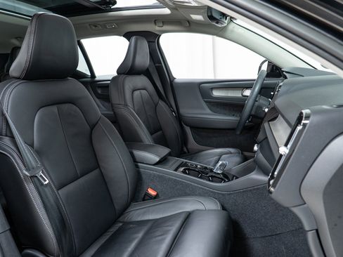 Used 2023 Volvo XC40 B5 Plus w/ Protection Package Premier image 22