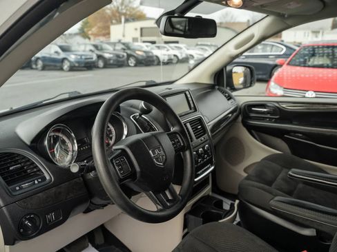 Used 2019 Dodge Grand Caravan SE w/ UConnect Hands-Free Group image 6