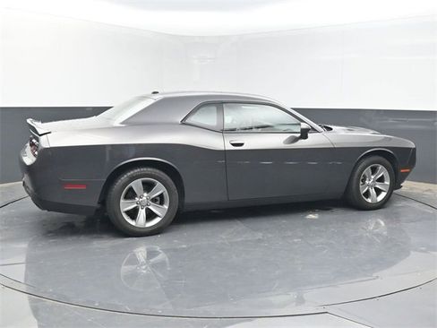 Used 2022 Dodge Challenger SXT image 6