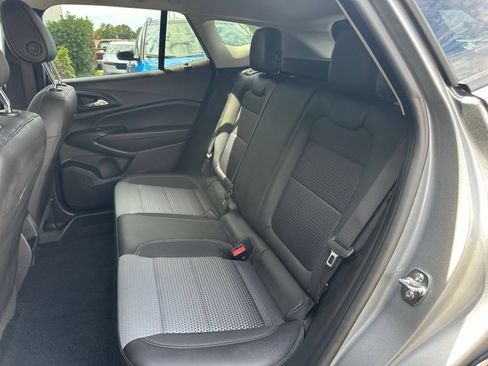 Used 2025 Chevrolet Trax LT FWD image 32