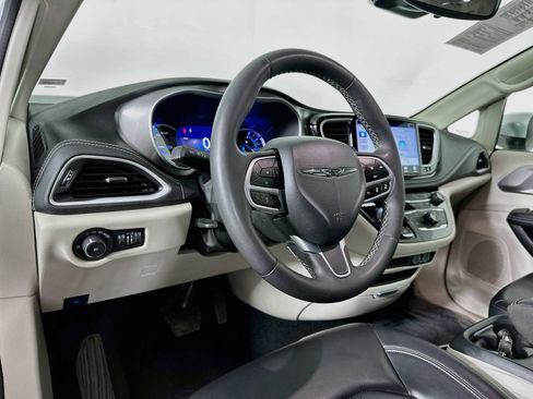 Used 2023 Chrysler Pacifica Touring-L FWD image 10
