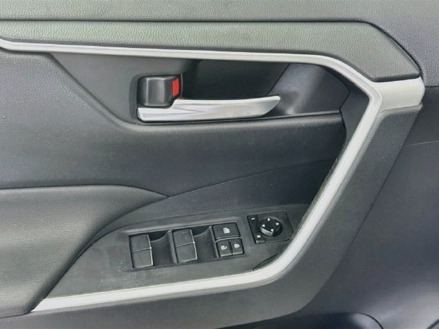 Used 2019 Toyota RAV4 XLE Premium FWD image 18