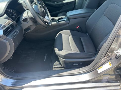 Used 2025 Nissan Altima 2.5 SV FWD image 11