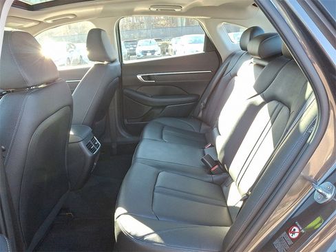 Used 2022 Hyundai Sonata Limited w/ Preferred Accessory Package image 11
