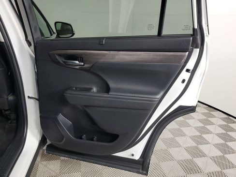 Used 2023 Toyota Highlander Limited FWD image 26