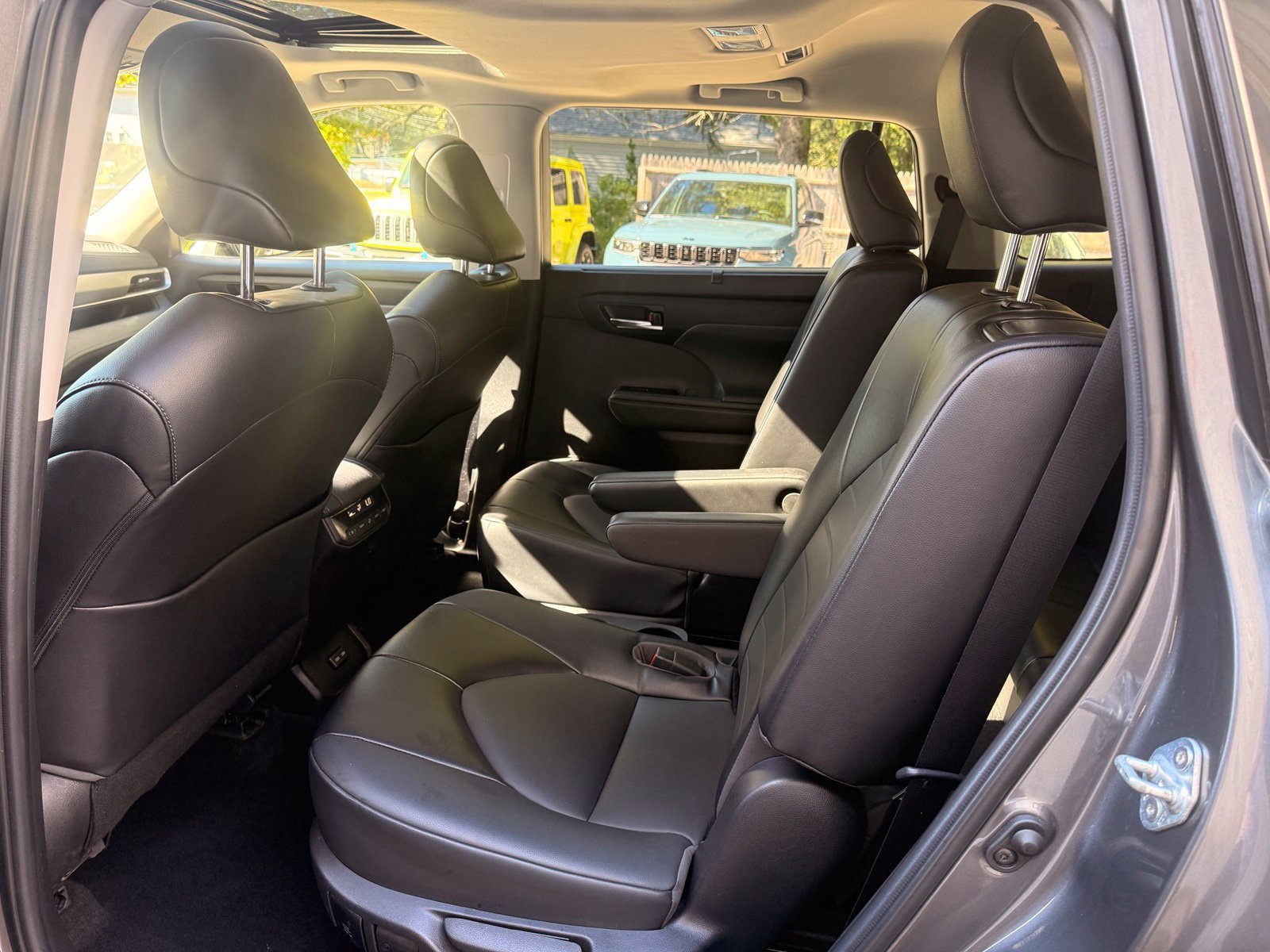 Used 2022 Toyota Highlander XLE AWD/4WD image 11