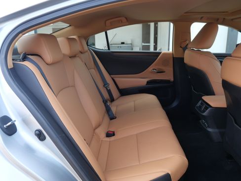 Used 2025 Lexus ES 300h w/ Premium Package image 12