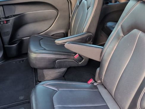 Used 2025 Chrysler Pacifica Select image 8