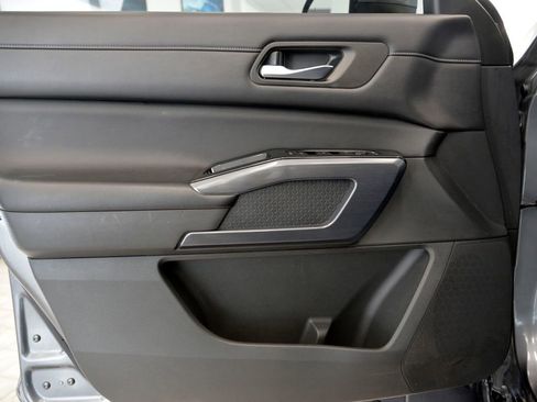 Used 2023 Nissan Pathfinder SL image 14