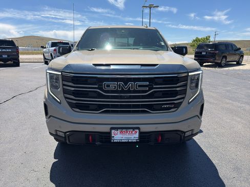 Used 2022 GMC Sierra 1500 AT4 w/ Technology Package AWD/4WD image 2