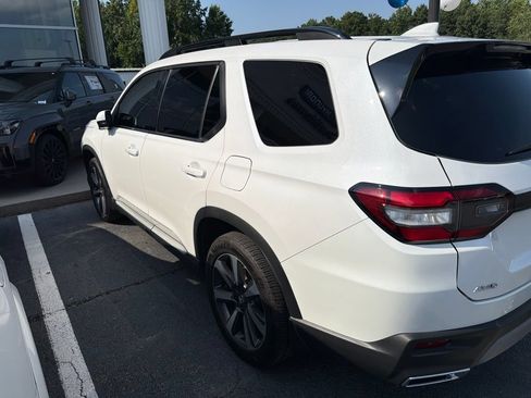 Used 2025 Honda Pilot Elite image 3