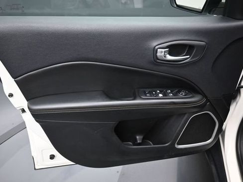 Used 2018 Jeep Compass Latitude w/ Popular Equipment Group FWD image 11