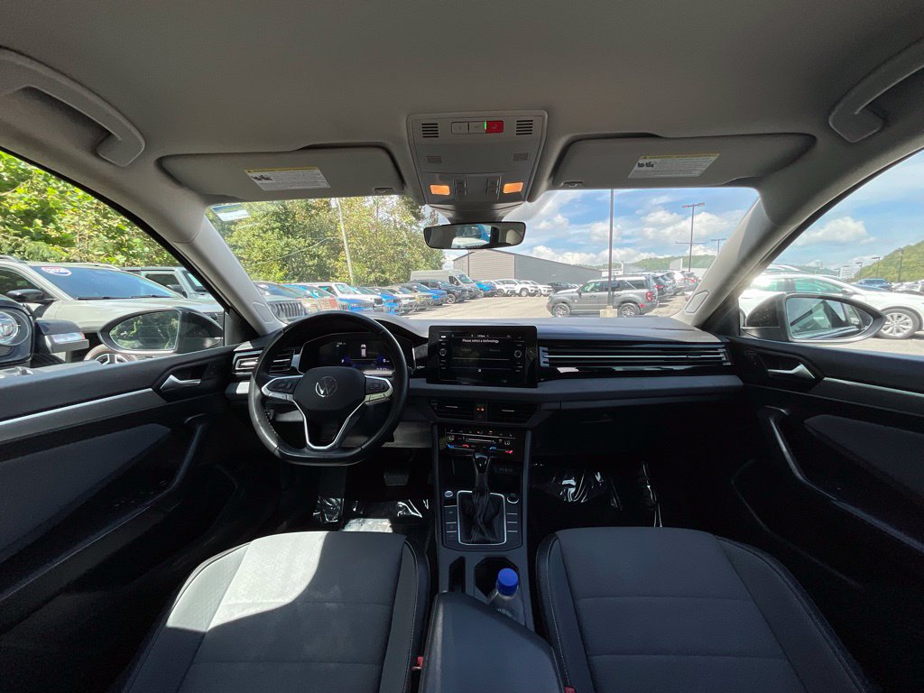 Used 2025 Volkswagen Jetta SE FWD image 15