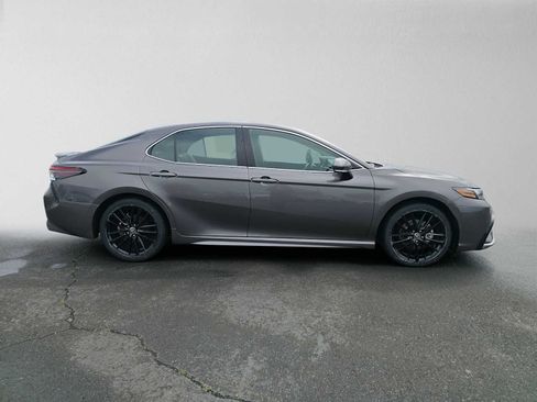 Used 2024 Toyota Camry XSE FWD image 3