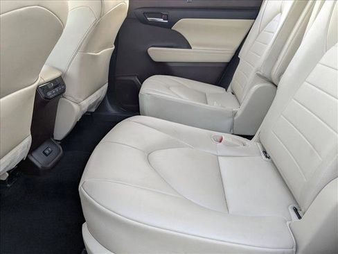 Used 2020 Toyota Highlander XLE image 16