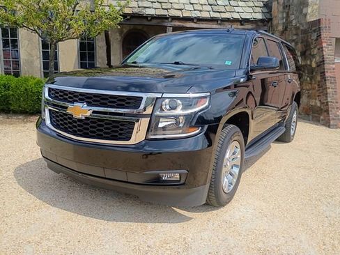 Used 2017 Chevrolet Suburban LT image 4