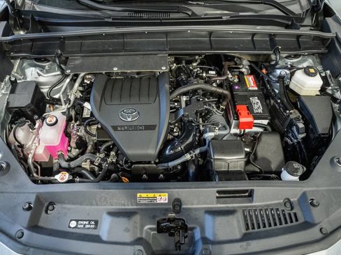 Used 2025 Toyota Highlander XLE AWD/4WD image 19