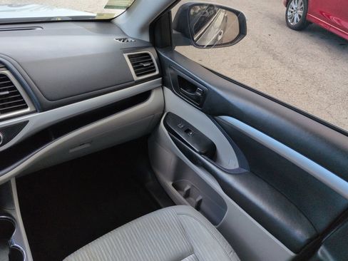 Used 2018 Toyota Highlander Plus FWD image 17
