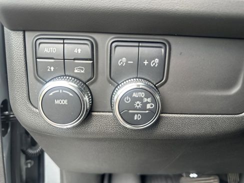 Used 2024 GMC Yukon SLT w/ SLT Luxury Package image 17