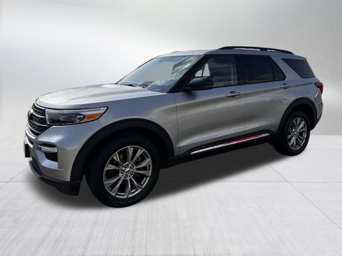 Certified 2024 Ford Explorer XLT w/ Equipment Group 202A AWD/4WD image 3