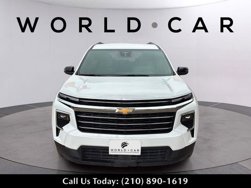 Used 2025 Chevrolet Traverse LT FWD image 9