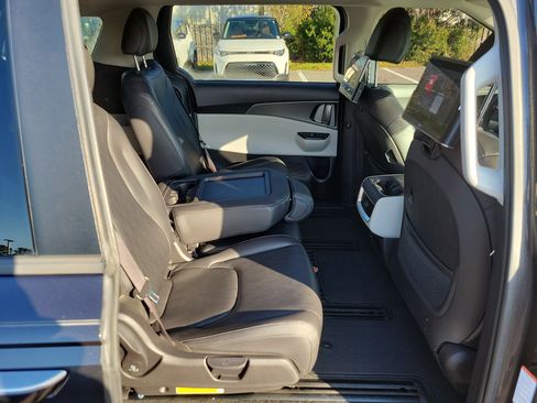 Used 2022 Kia Carnival LX image 12