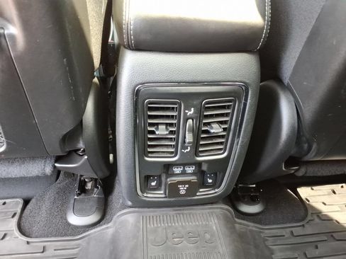Used 2020 Jeep Grand Cherokee Overland AWD/4WD image 21