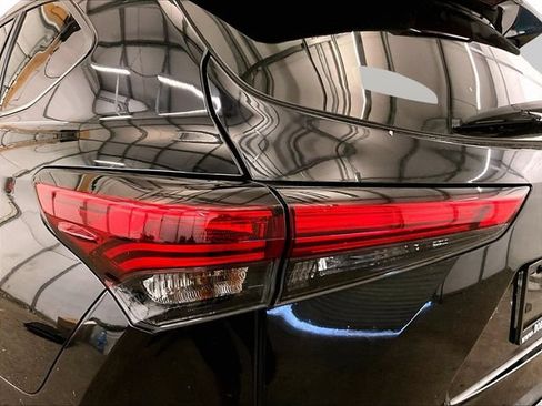 Used 2023 Toyota Highlander XLE AWD/4WD image 29