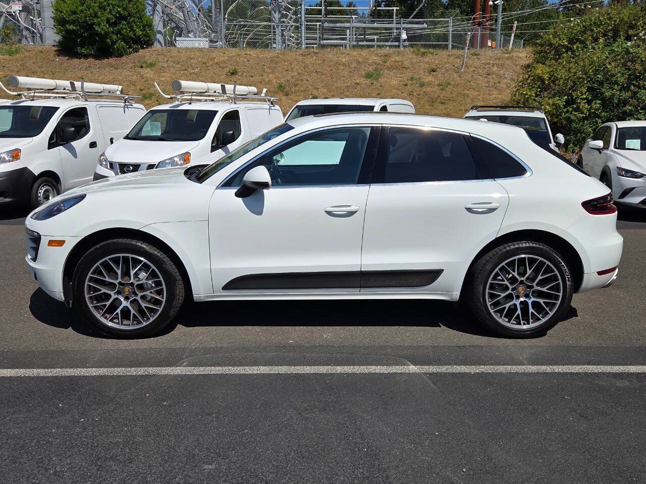 Used 2016 Porsche Macan S w/ Infotainment Package AWD/4WD image 4