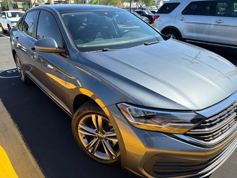 Used 2023 Volkswagen Jetta SE FWD image 3
