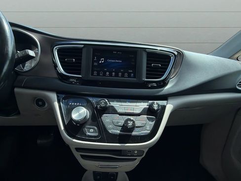 Used 2019 Chrysler Pacifica Touring-L FWD image 10