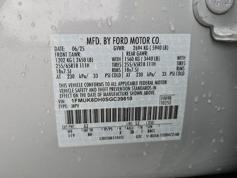Used 2025 Ford Explorer Active AWD/4WD image 8