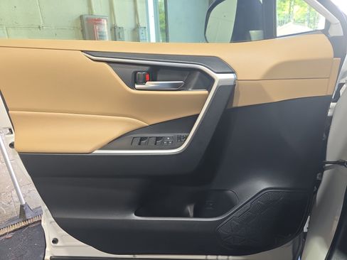 Used 2019 Toyota RAV4 XLE w/ Convenience Package FWD image 27