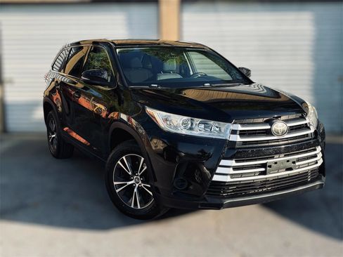 Used 2017 Toyota Highlander LE image 2