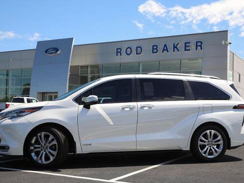 Used 2021 Toyota Sienna Platinum FWD image 3