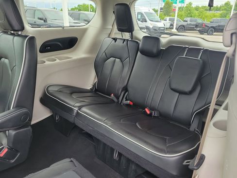 Used 2023 Chrysler Pacifica Limited FWD image 15