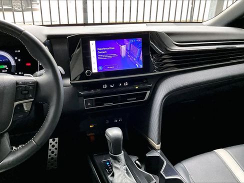 Used 2025 Toyota Camry SE w/ Convenience Package image 6