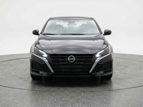 Used 2025 Nissan Altima 2.5 SV FWD image 2