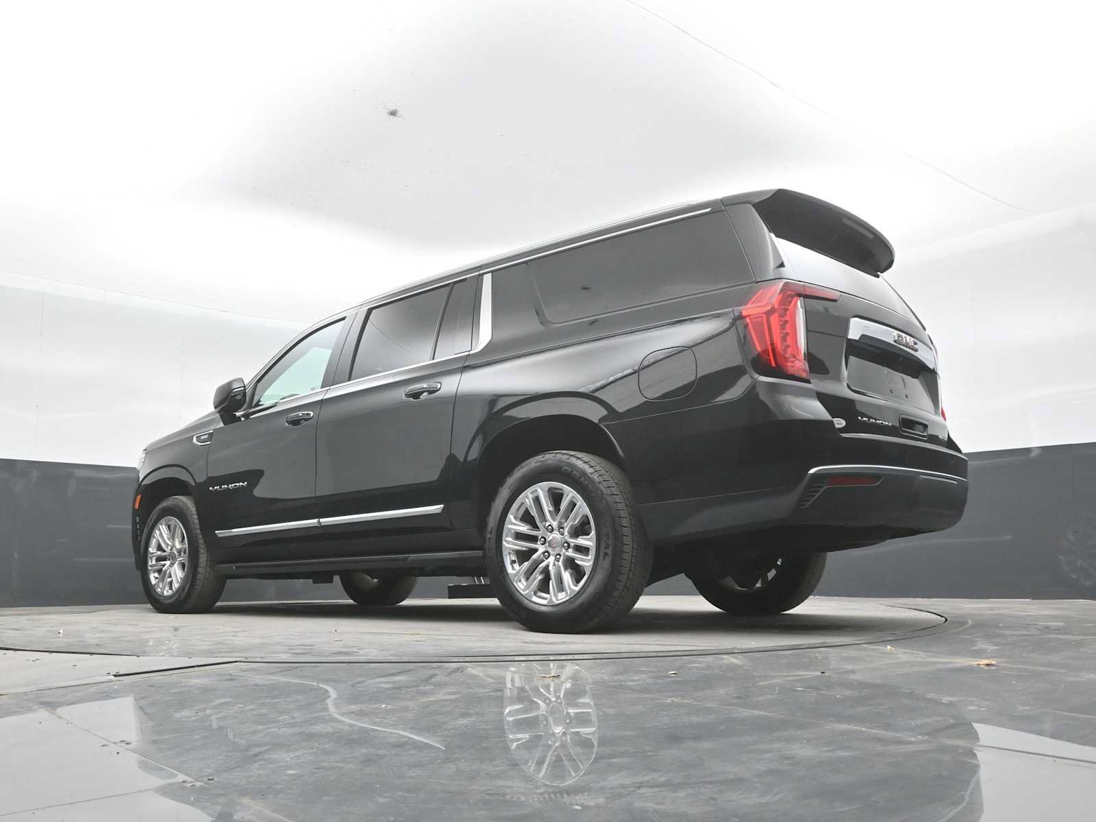 Used 2024 GMC Yukon XL SLT w/ SLT Luxury Package AWD/4WD image 38