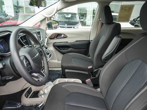 Used 2022 Chrysler Voyager LX FWD image 17