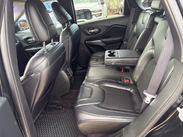 Used 2019 Jeep Cherokee Latitude Plus w/ Cold Weather Group AWD/4WD image 18