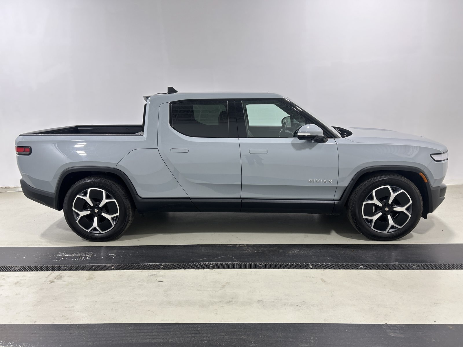 Used 2023 Rivian R1T Adventure Dual AWD/4WD image 6