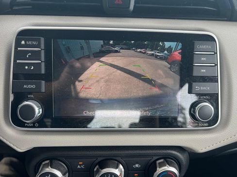 Used 2021 Nissan Versa SV FWD image 11