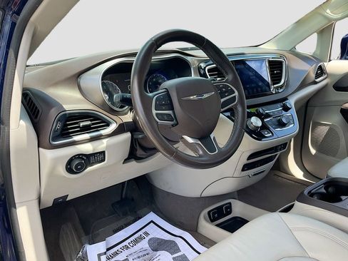 Used 2017 Chrysler Pacifica Touring-L Plus FWD image 9