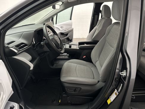 Used 2025 Toyota Sienna LE image 16